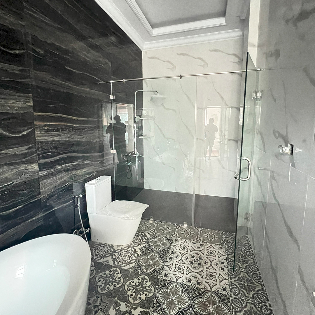 Kaca Frameless Tempered